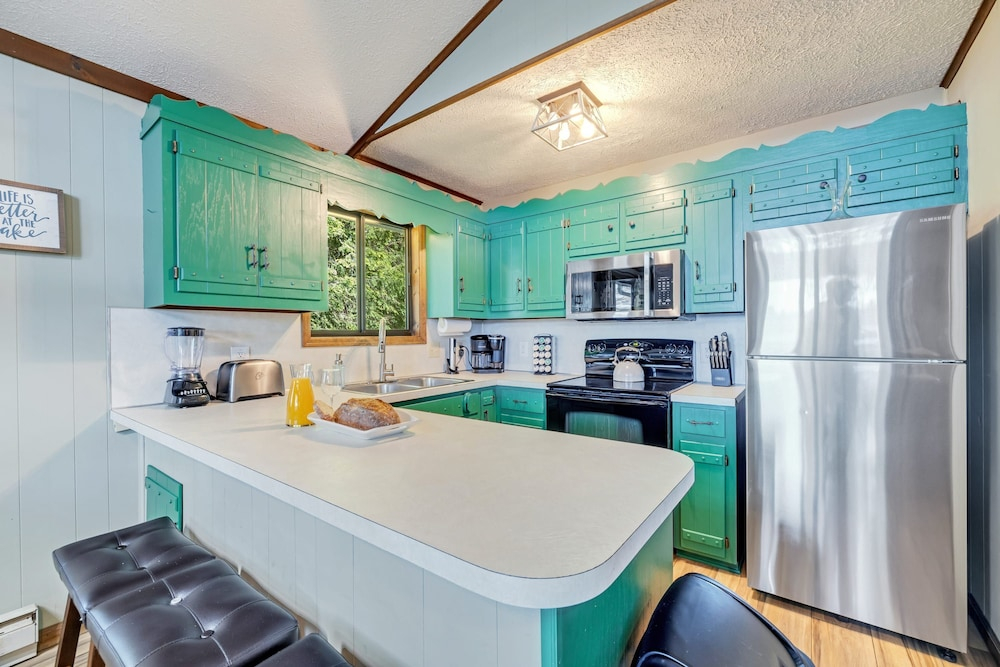 Lakefront Poconos Retreat w Hot Tub Dog Friendly