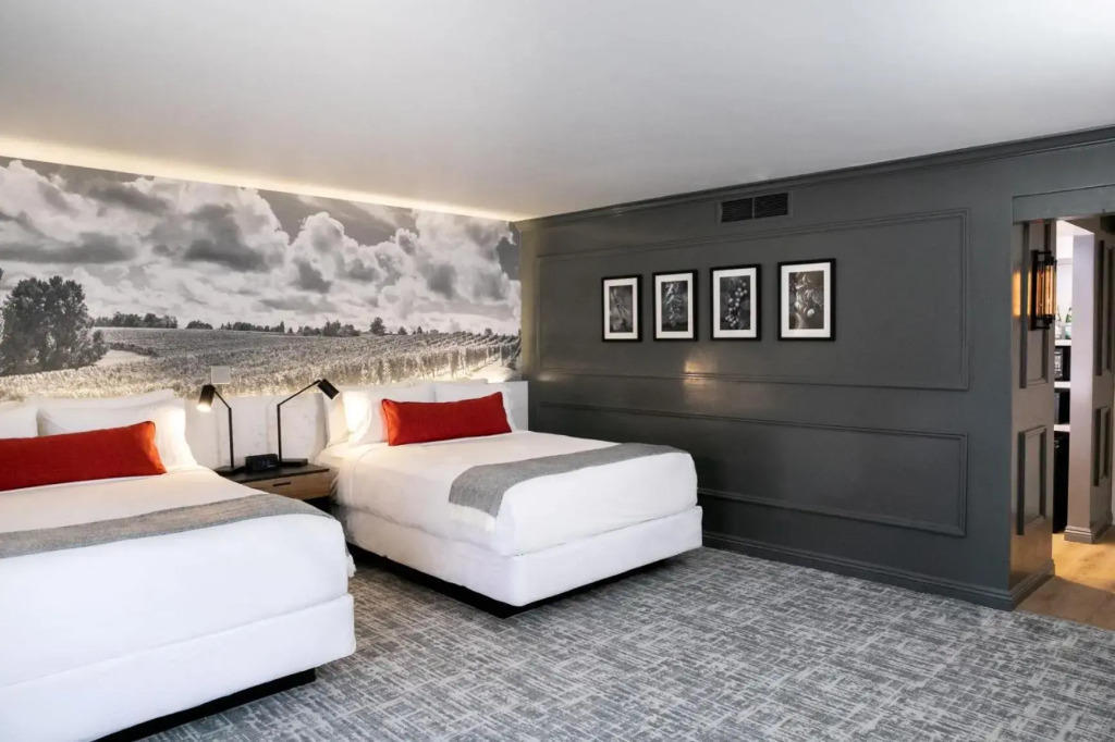 Vinland Hotel and Lounge