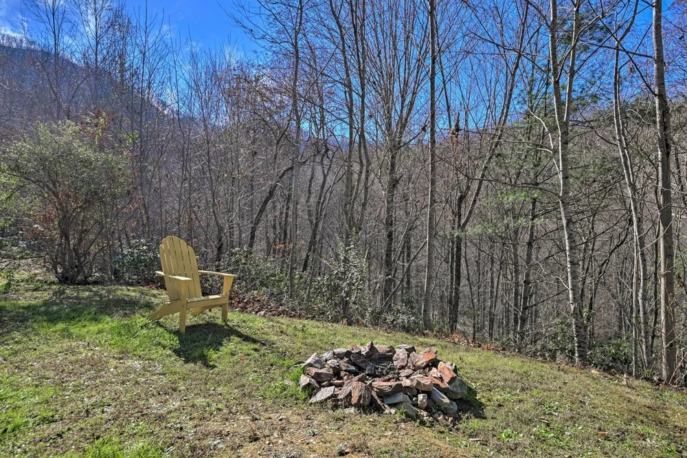 North Carolina Escape w/ Deck, Grill & Fire Pit!