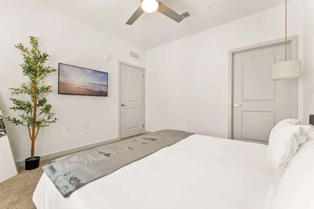Adeline Apartments 15m to Parks, Pet Friendly, Free Parking by Heavenly Homes