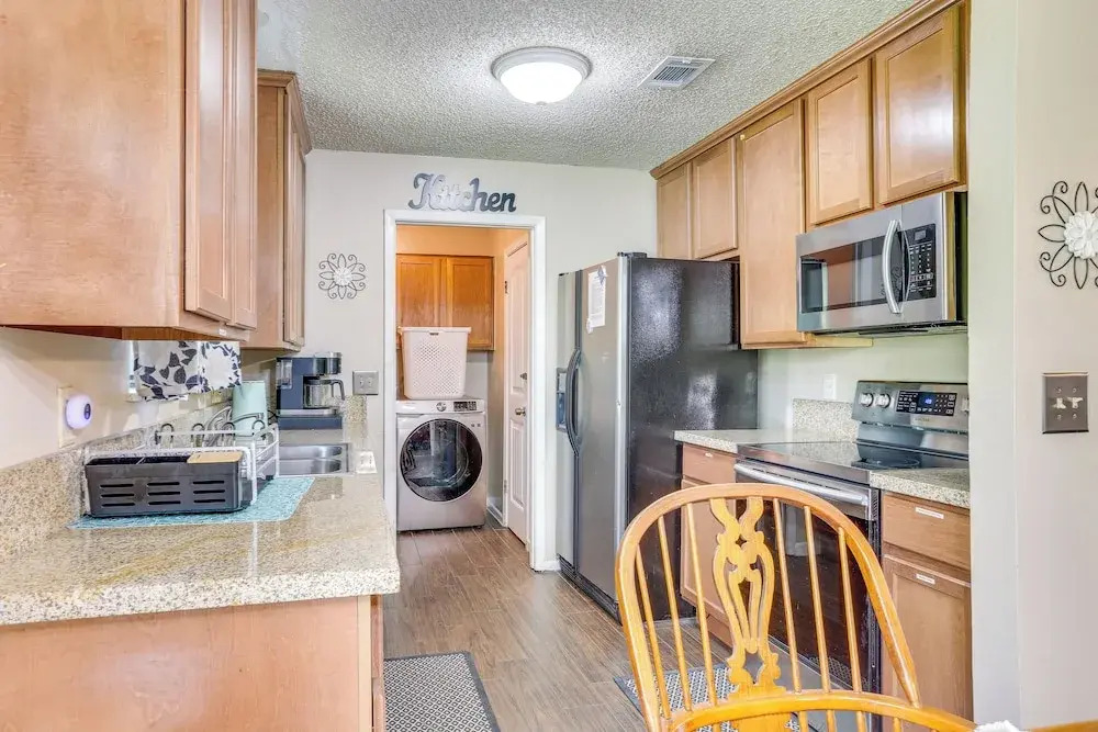 6 Mi to Ellen Trout Zoo: Family Home w/ Yard!