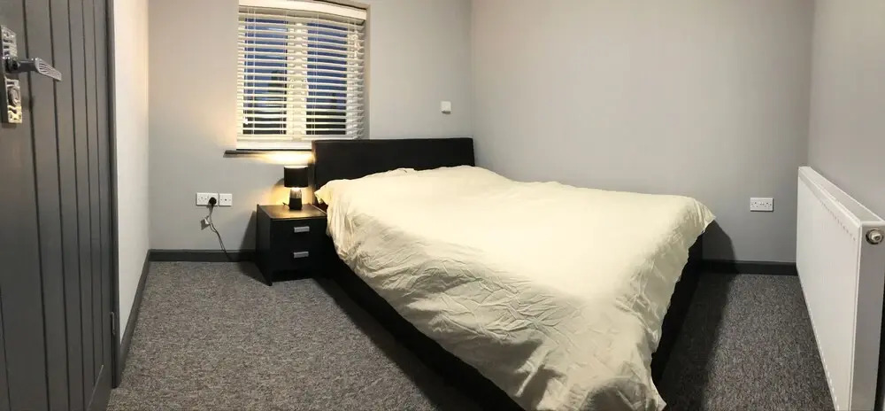Room in House - Private En-suite Room In Town, Close To Hospital