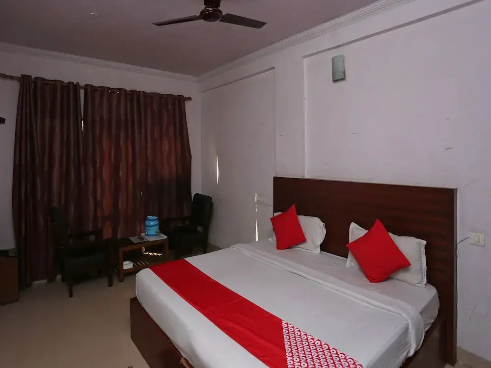 OYO 35366 Hotel Shiv Murti