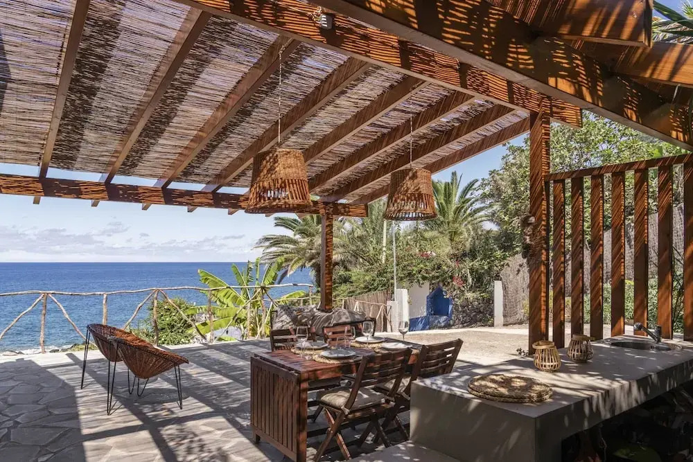 Casa da Rocha de Baixo by An Island Apart