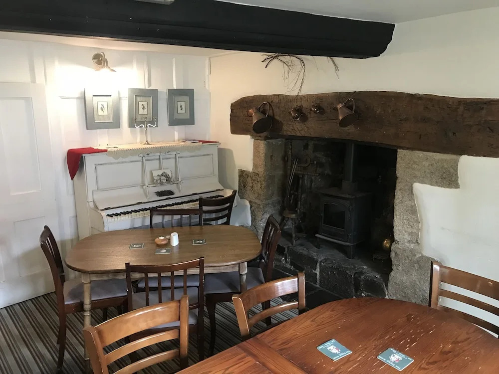 Drewe Arms Bunk Rooms & Church Cottage