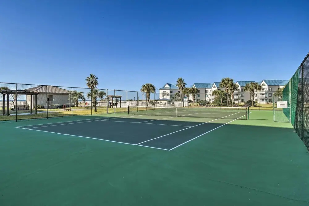 Gulf Shores Condo: Covered Balcony & Beach Access
