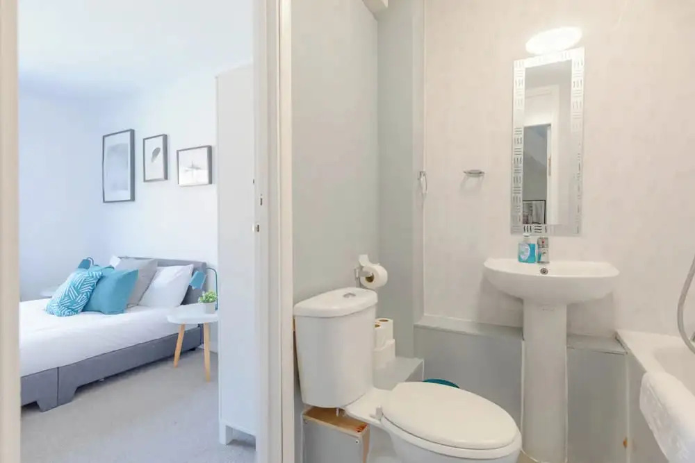 Lovely 4 Bed House w Garden, 1 Stop to Waterloo