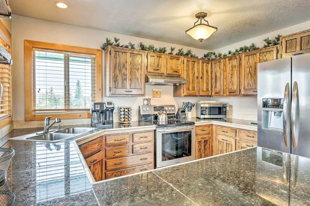 Silverthorne Ski Base w/ Mtn Views: Walk to Trails
