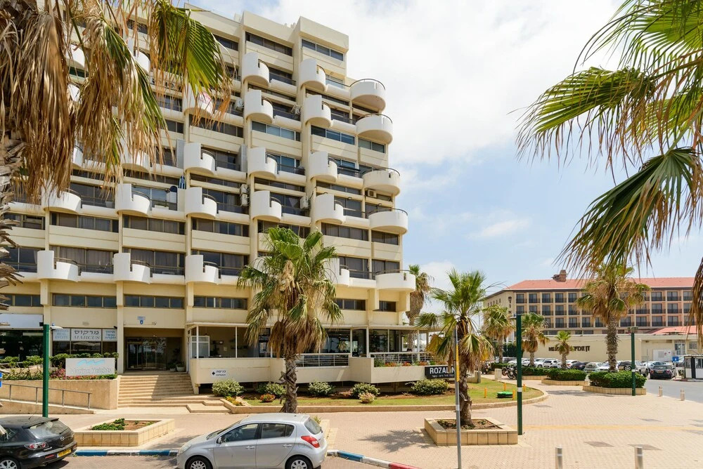 3BR Apt Steps from Sea W Parking