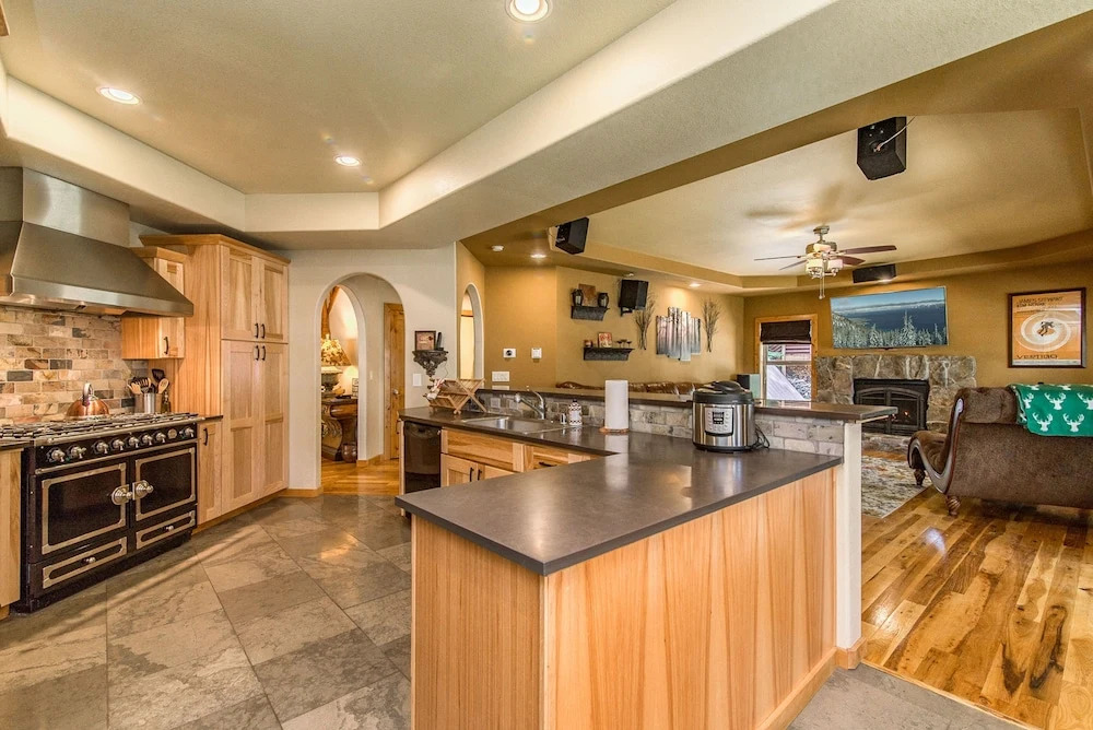 12726 Greenwood Dr House - 4 Br home by RedAwning