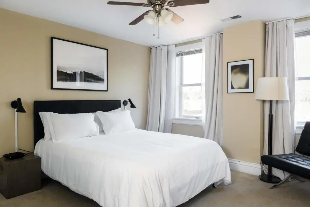 Classic CWE 2BR with Full Kitchen by Zencity