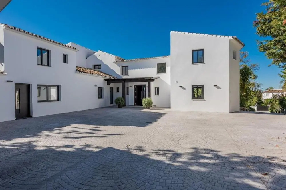 Magnificent And Modern Decorated Villa