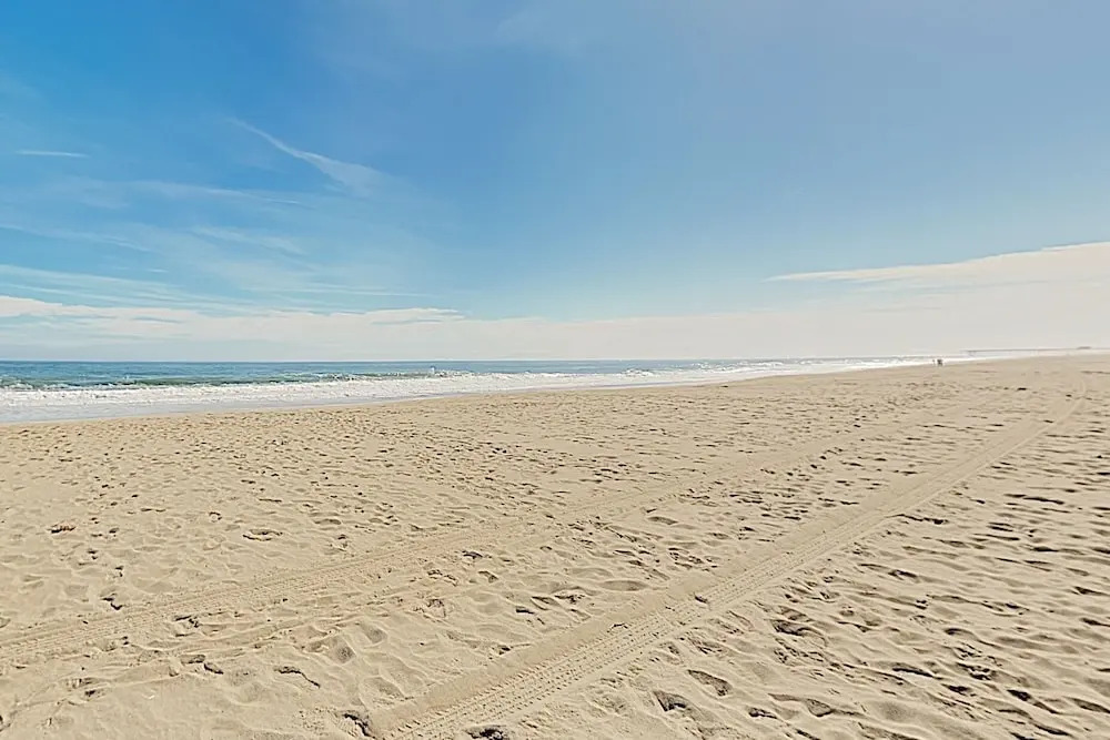 New Listing! Updated Apartment - Walk To Beach 3 Bedroom Apts