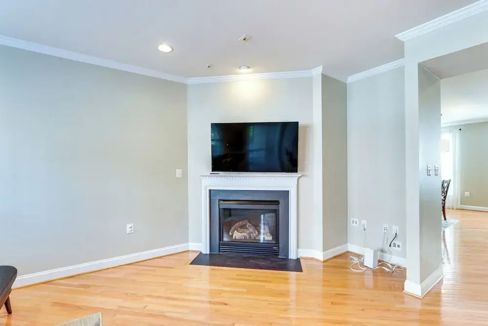 Modern 3BR Townhome 3 Mi to Dulles & Reston TC