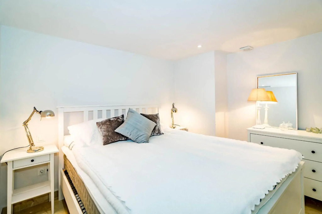 AP165 - Contemporary Scandinavian Style Apartment