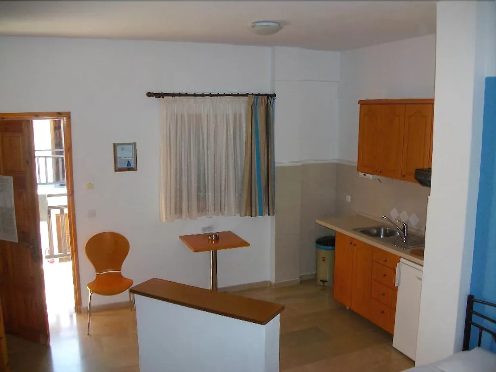 Pella House Studios & Apartments