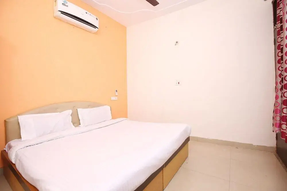 Sunshine Lodge by OYO Rooms