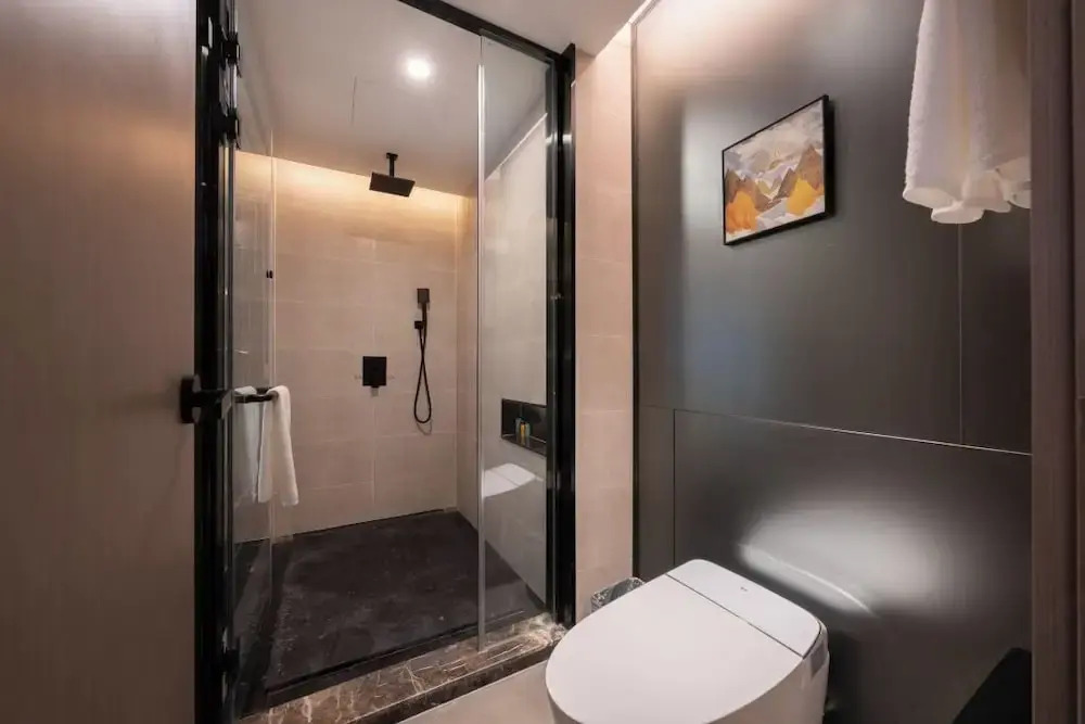 World Hotel (Jinan CBD Dingjiazhuang Subway Station)