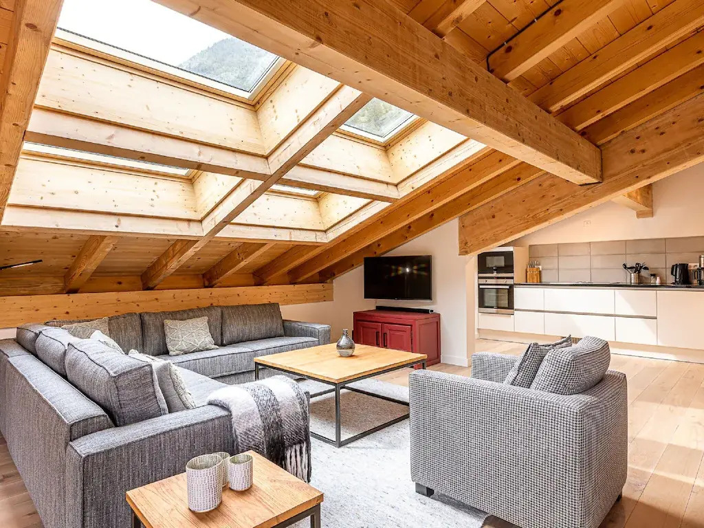 Penthouse with spacious balcony, ski lift 1.5 km away.