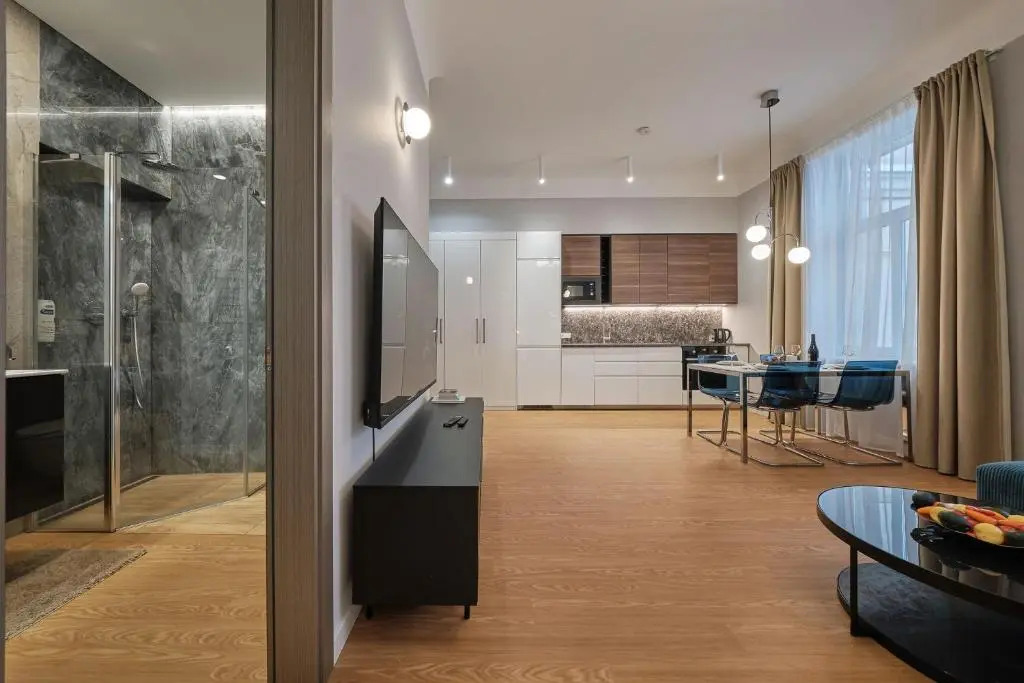Spacious, New, High Ceilings, Central, by Cohost