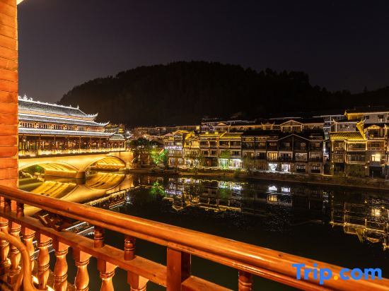 Shiheyuanfang River View Homestay (Fenghuang Tuojiang Yunqiao)
