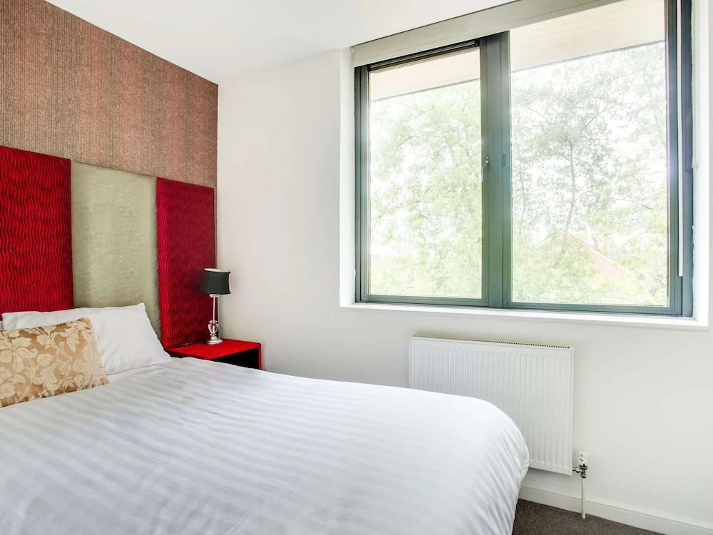 Elegant Apartment in Milton Keynes near Snozone