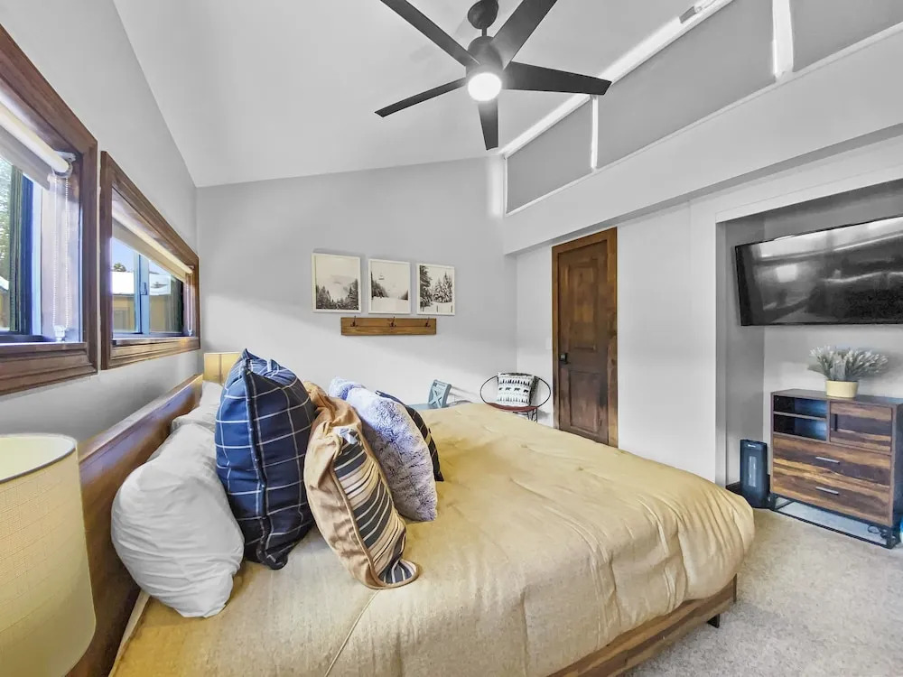 The Retreat 6 2 Bedroom Condo by RedAwning