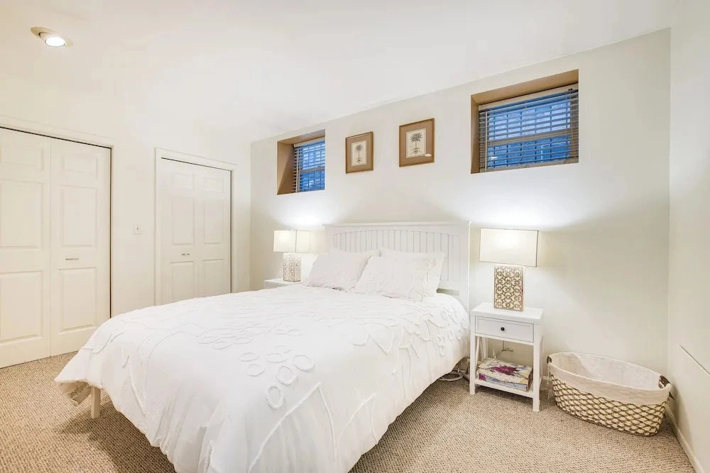 Lincoln Park Apt: Walk to Beach, Shops & Dining