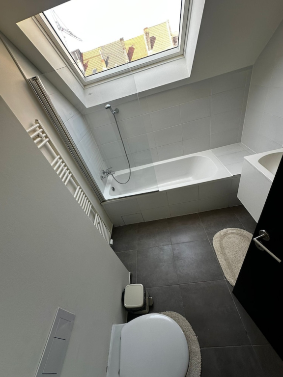 Spacious Rooms 15 Min to City Center