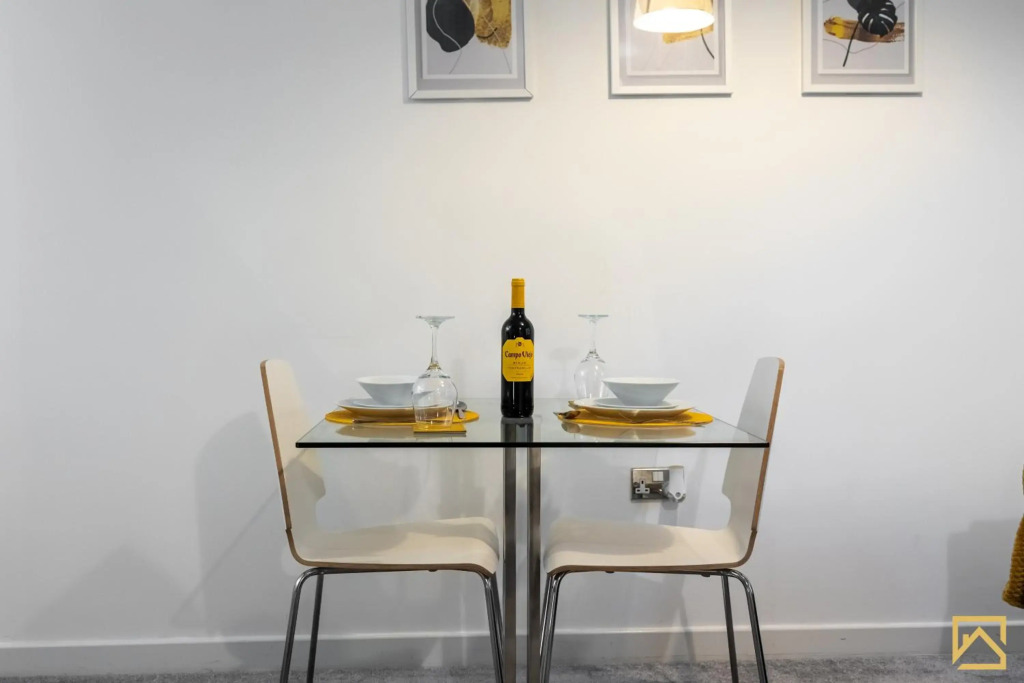 Modern 1 bed in central MK, Free Parking, Smart TV, Manhattan House