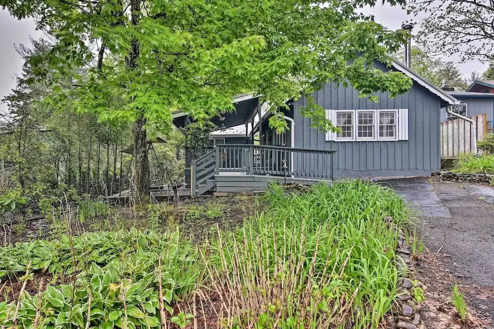 6 Mi to Grandfather Mtn: Lake Cottage w/ Deck