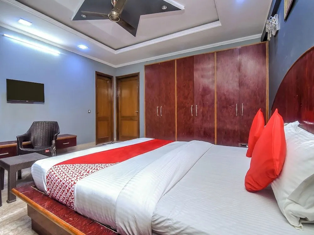 OYO 18254 Glorious Stayz
