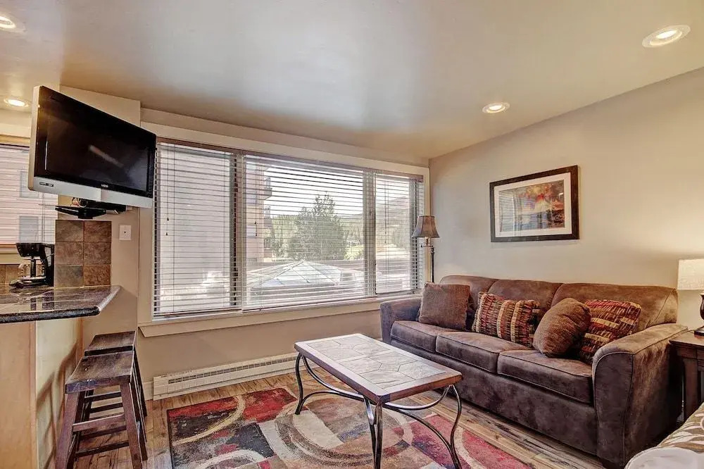 Winter Ski-in out Studio Sleeps 4, Steps to Historic Main St