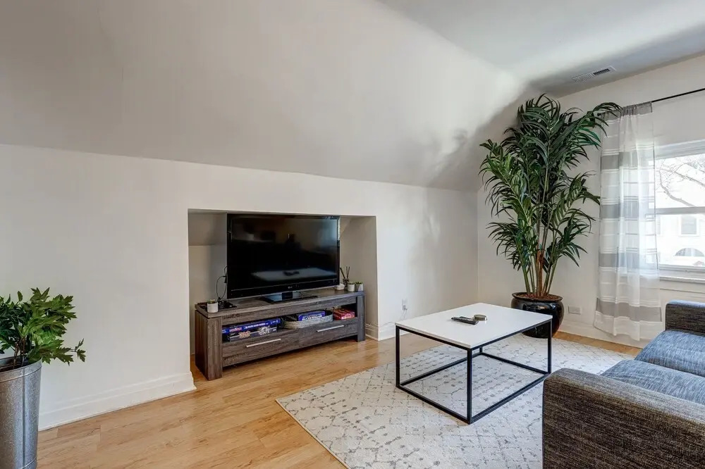 Chic Penthouse in Perfect Wrigleyville Location by AllSet Turnover