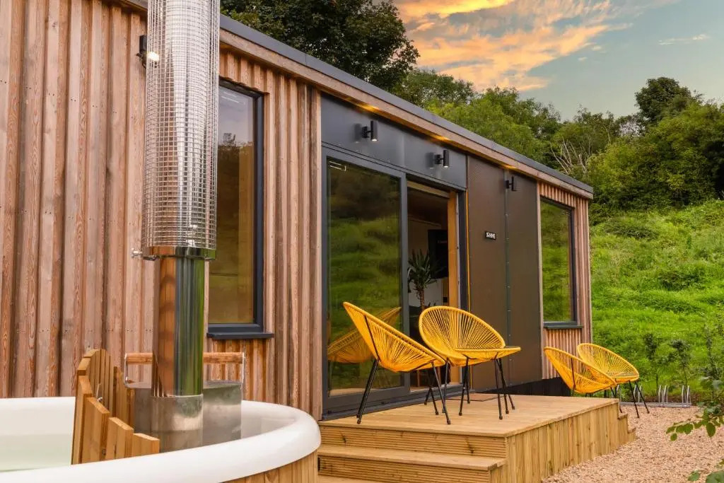 The Birdbox - Unique Hot Tub Cabin in Millport
