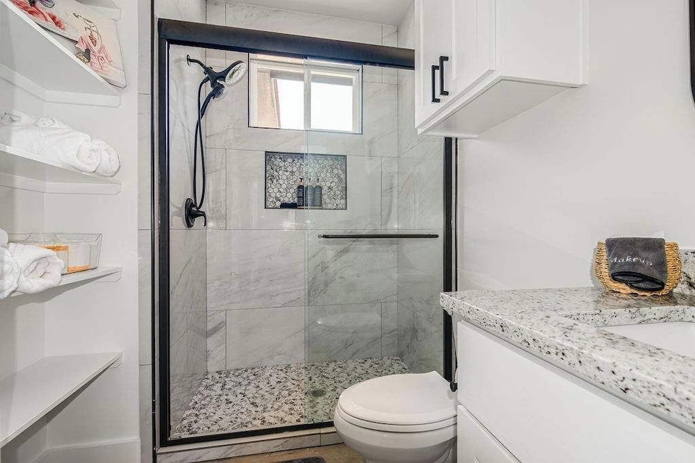 Pet Friendly W/hot-tub-six Minutes to Downtown