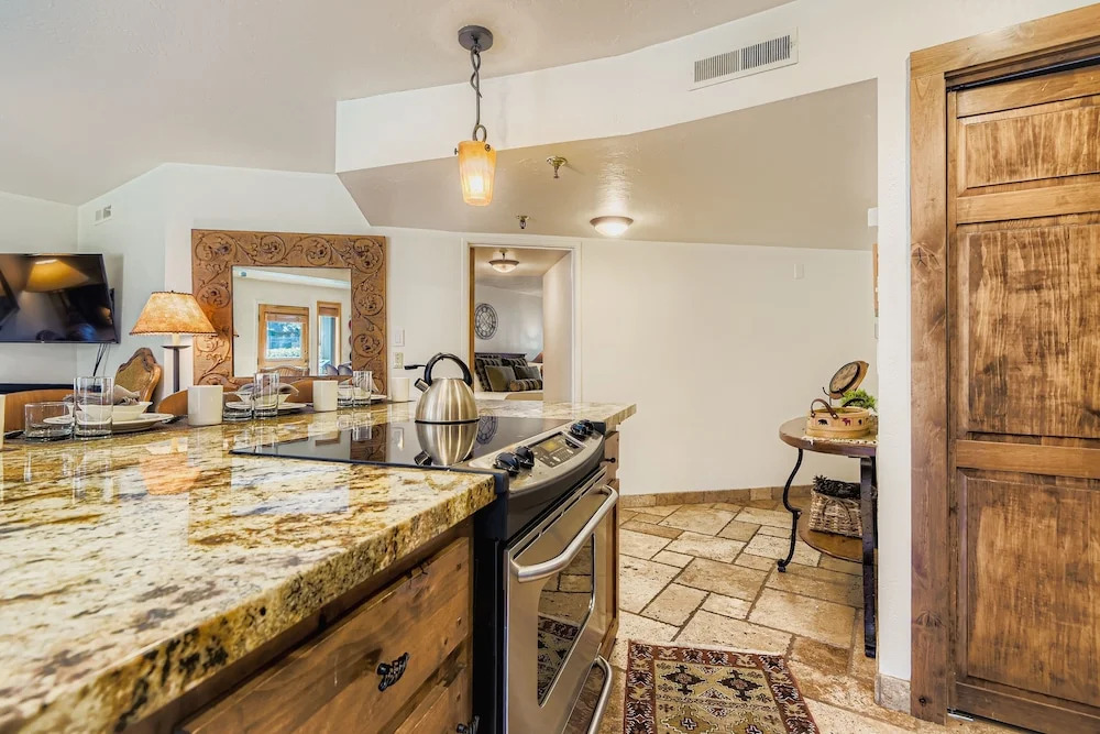 Charming 2br Escape Hot Tub, Bbq & Mountain Comfort 1424 2 Bedroom Condo
