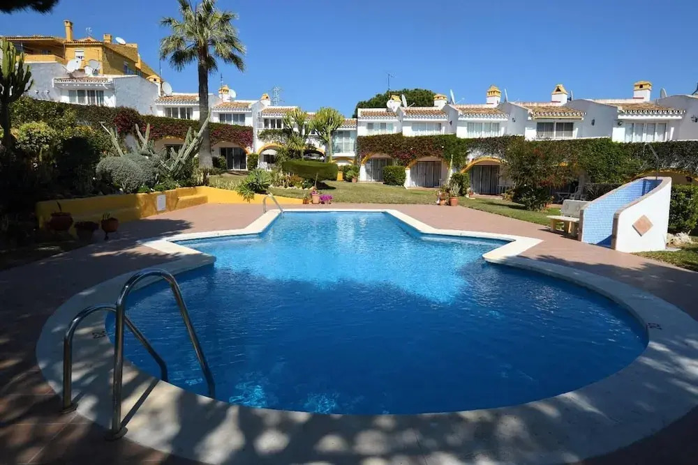 Calahonda - Sleeps 6 - Parking - Garden - Pool