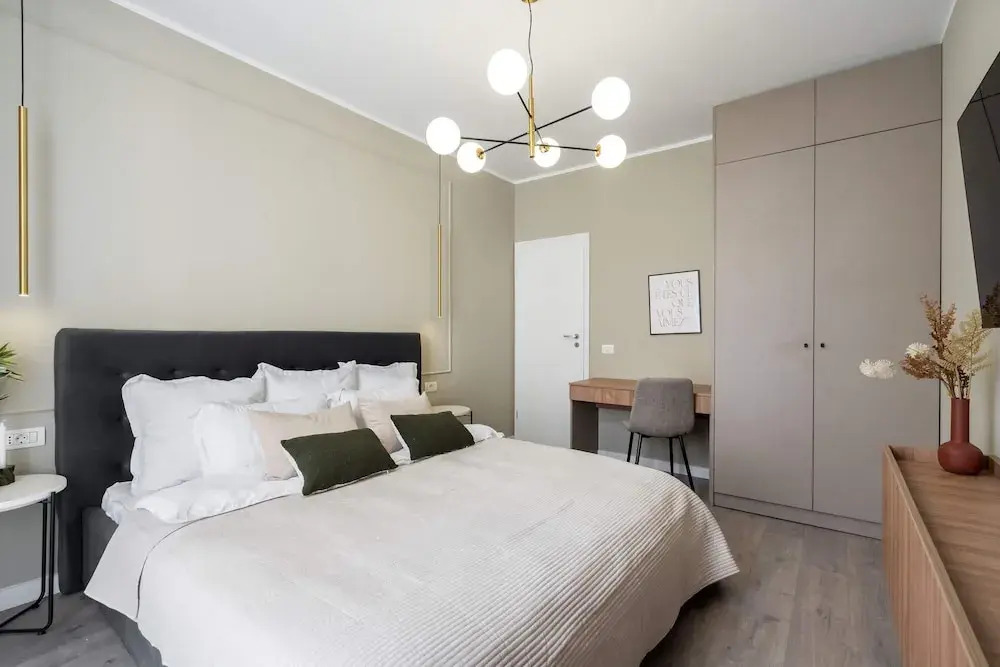 Contemporary Aparthotel 2-BR Flats Near Old Town Quiet & Serene