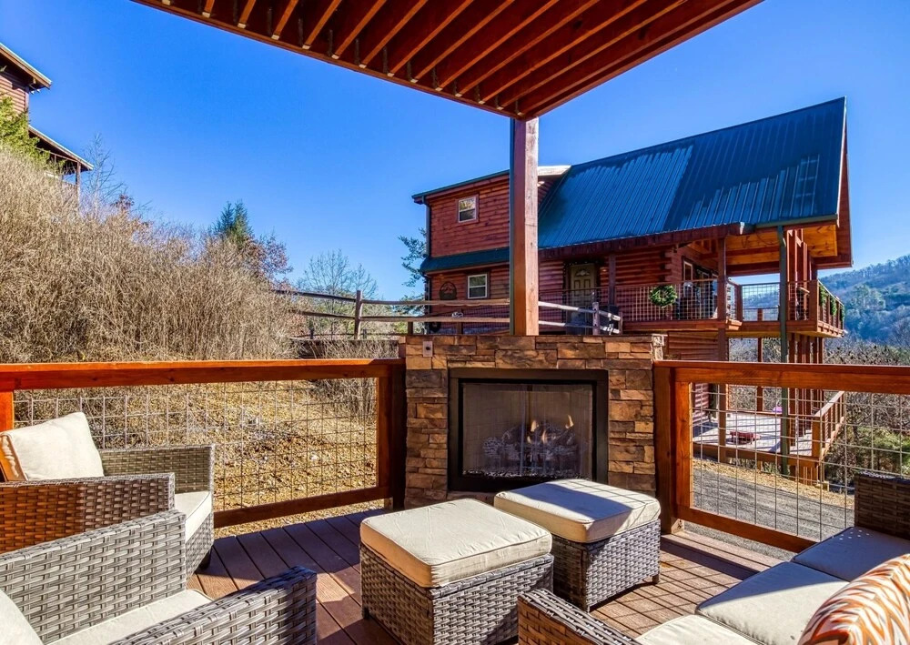 Ern806 - Splashin' Views 2 Bedroom Cabin by RedAwning