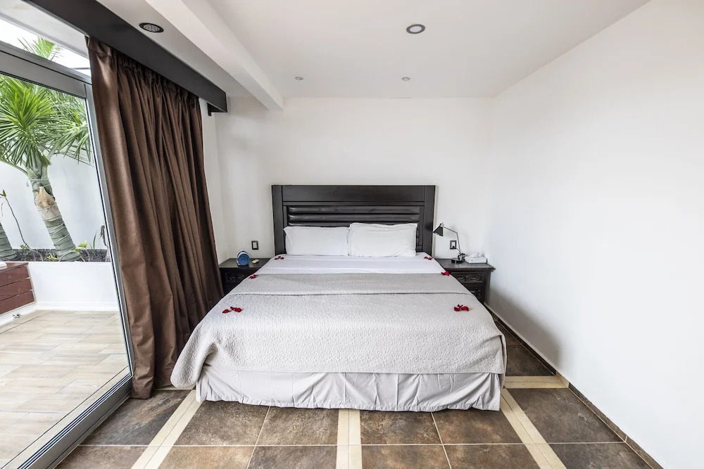 Penthouse Beach Holiday Private Jacuzzi Bbq Family Friendly Maid Service