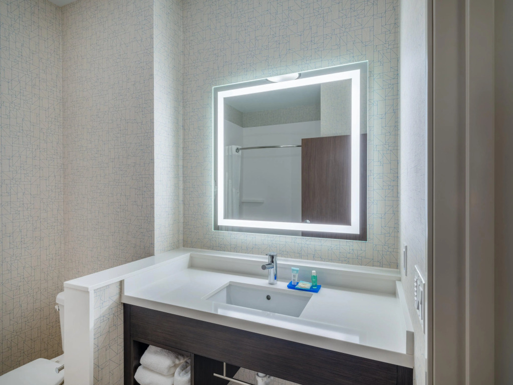 Holiday Inn Express & Suites - Watertown by IHG
