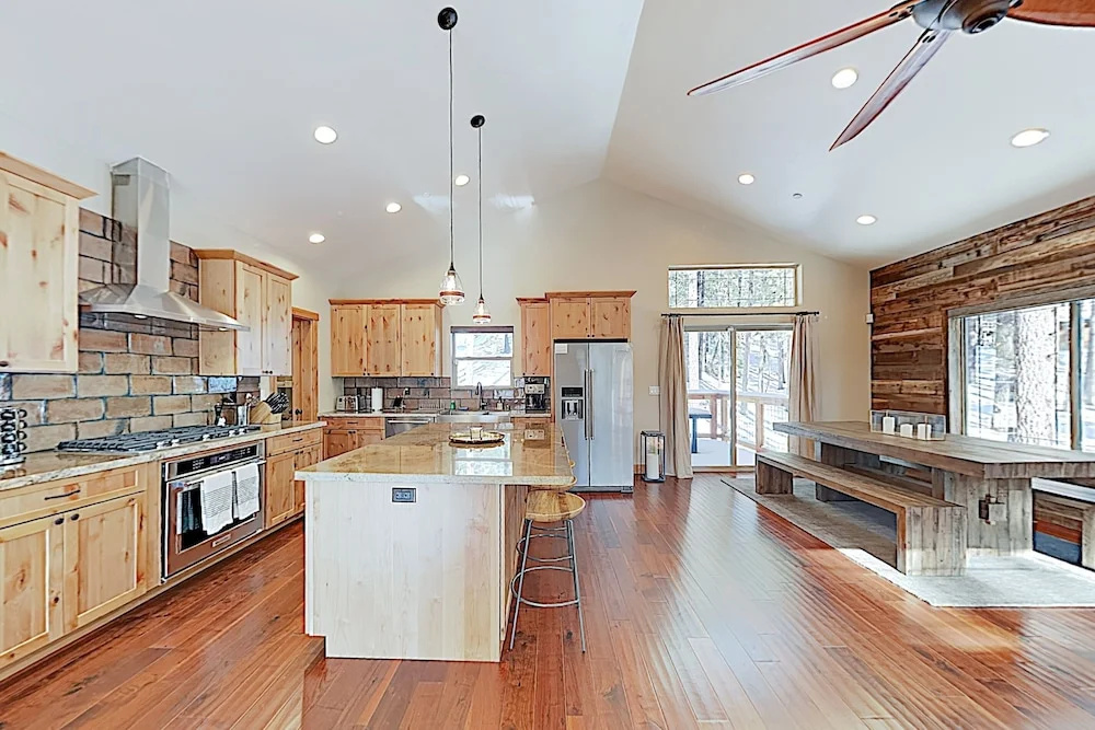 Lavish New-build: Private Hot Tub & 2 Living Areas 4 Bedroom Home