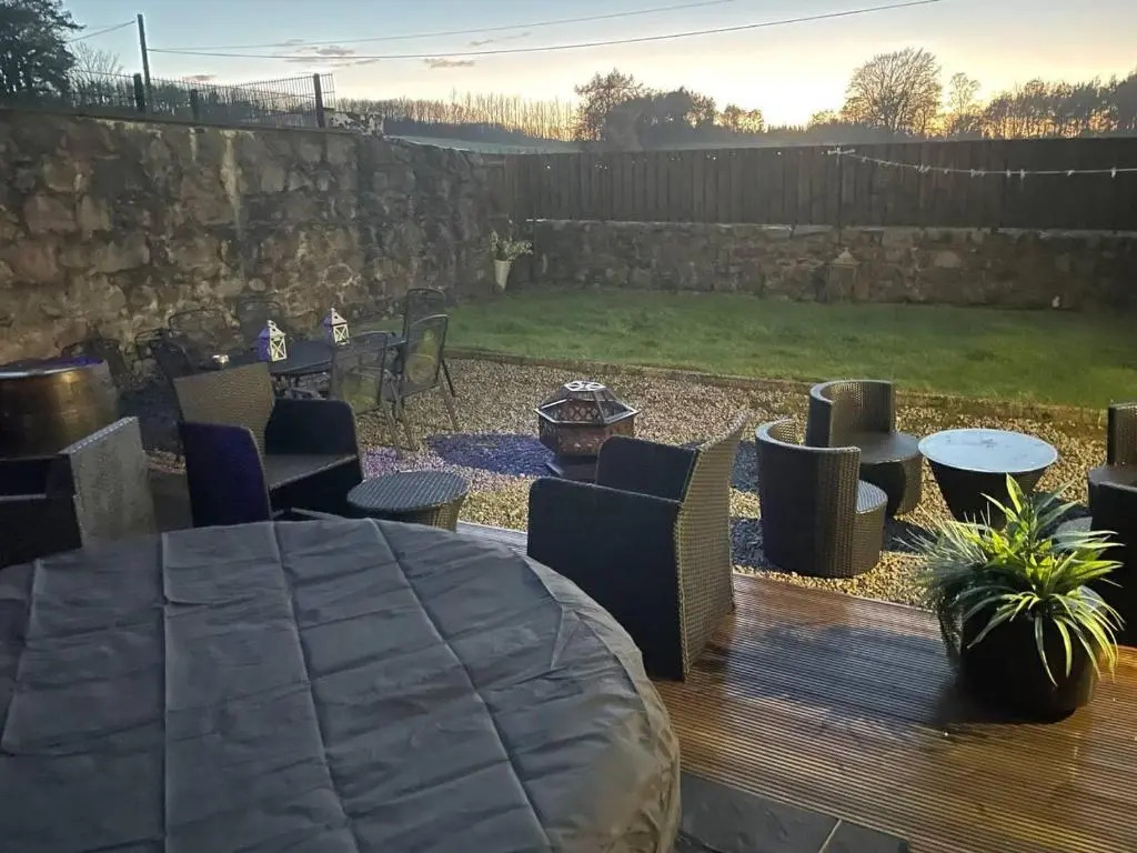 3 Bed Cottage -Sleeps 5-Pets-HotTub-Bar-Smoking