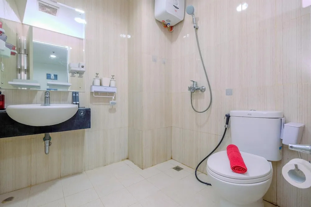 Homey And Comfy 2Br Sentul Tower Apartment