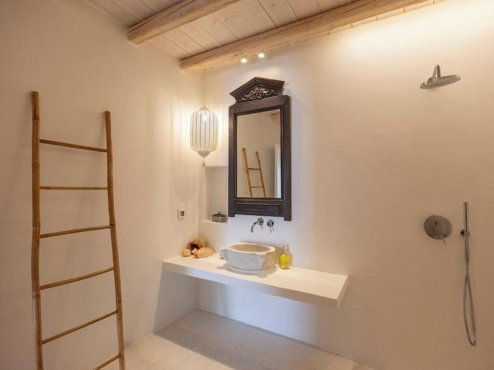 Donum Dei Seaside Suites & Villa