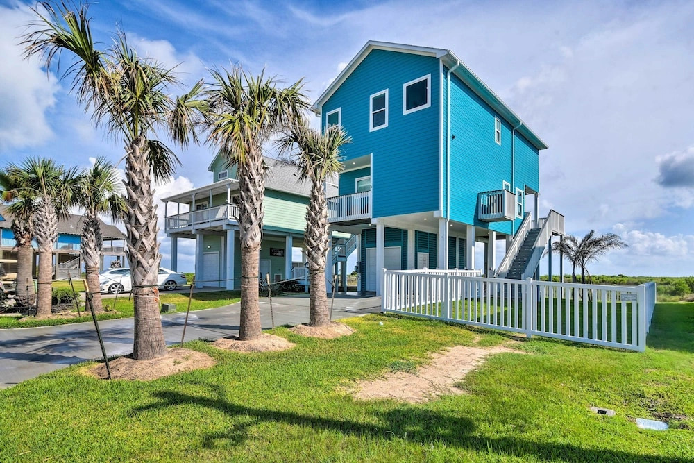 Peaceful Galveston Getaway w/ Deck: Walk to Beach