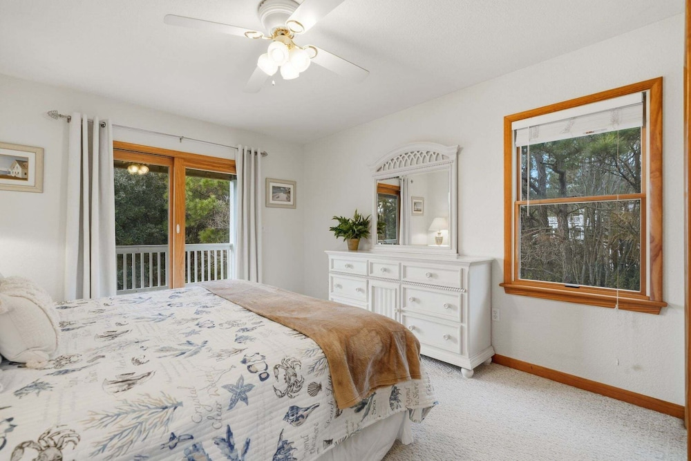 Golf & Surf 7BR: Private Pool, 5 Min to Beach