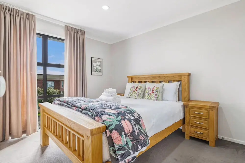 Comfy 4BR Home w Mt Wellington View Zodiak Stays