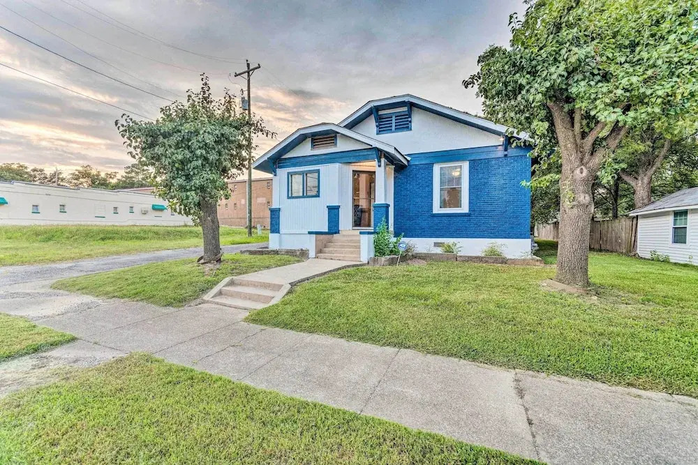 1 Mi to Bathhouse Row: Bright Hot Springs Home!